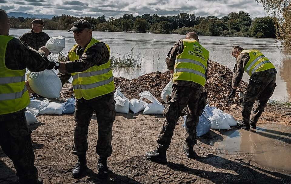 W walce z powodzią uczestniczy 2 tys. żołnierzy WOT! / autor: X/@MON_GOV_PL/11 MAŁOPOLSKA BRYGADA OBRONY TERYTORIALNEJ