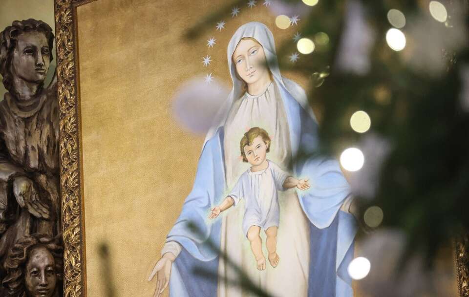 Zdjęcie ilustracyjne - wizerunek Matki Bożej - adorującej Dzieciątko - w Sanktuarium Matki Bożej Różańcowej Pośredniczki Wszelkich Łask w Piasecznie / autor: PAP/Leszek Szymański