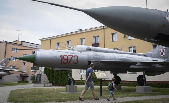 Muzeum sił Lotnictwa w Redzikowie. Stare samoloty: z lewej MiG-21PF po prawej MiG-23MF / autor: Fratria