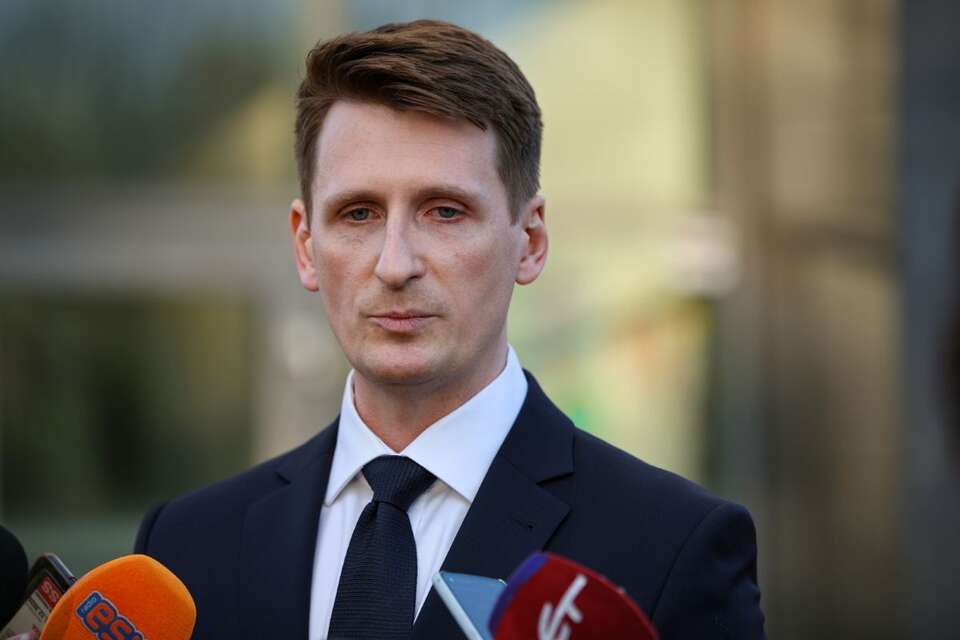 Prokurator Bartosz Kilian podczas konferencji prasowej dot. działań prokuratury ws. wypadku, w którym dzień wcześniej zginął poseł Lewicy Łukasz Litewka. / autor: PAP/Art Service