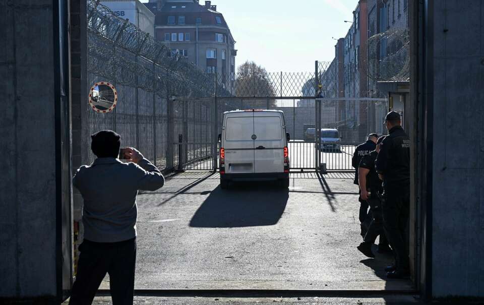 Policyjny transport z "Wielkim Bu" wjeżdża na teren szczecińskiego Aresztu Śledczego / autor: PAP/Marcin Bielecki