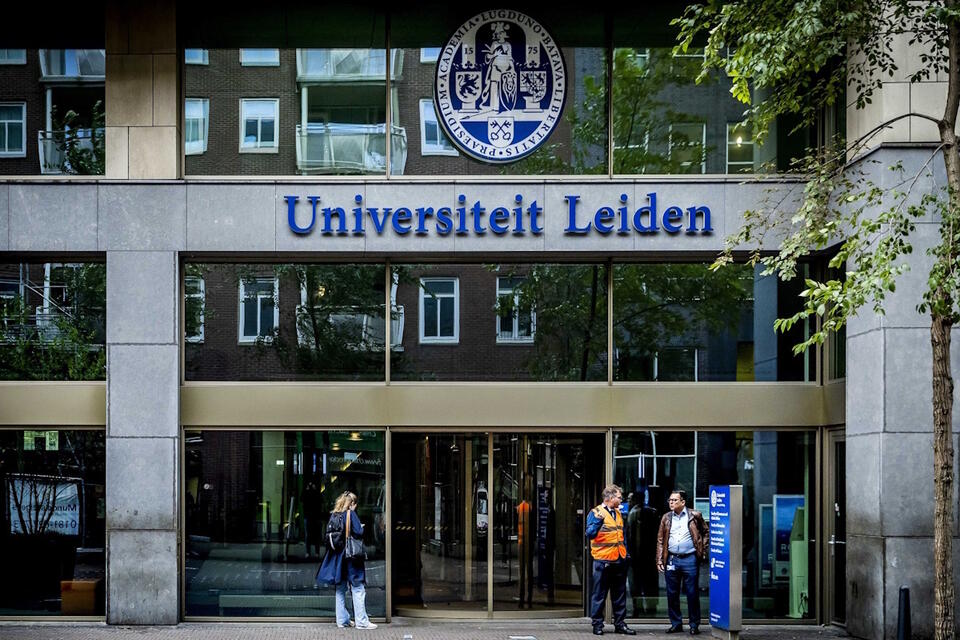 Pracownicy ochrony stoją przed budynkiem prewencyjnie zamkniętego Uniwersytetu w Leiden w Hadze / autor: PAP/EPA/REMKO DE WAAL