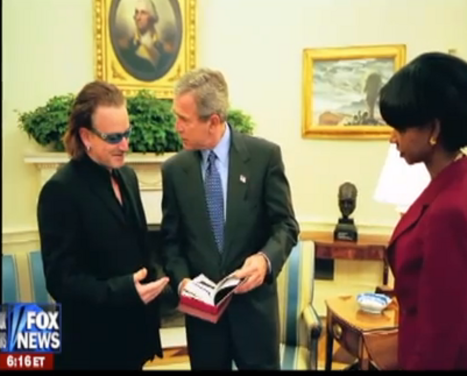 Bono przekazuje Pismo Święte prezydentowi USA. Screenshot YouTube