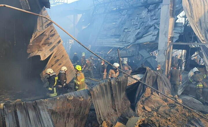 Krzemieńczuk, Ukraina. Dogaszanie pożaru po rosyjskim ataku rakietowym na centrum handlowe / autor: fotoserwis PAP