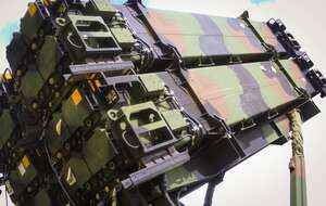 System wyrzutni rakiet Patriot, zdjęcie U.S. Army / autor: wikimedia commons/Capt. Adan Cazarez - https://www.dvidshub.net/image/3877640/look-those-guns/Patriot missile launcher system part of 1st Battalion, 1st Air Defense Artillery Regiment, during the units table gunnery training exercise on Kadena Air Base in Japan, Oct. 19, 2017. (U.S. Army Photo by Capt. Adan Cazarez)