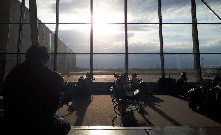 Lotnisko, czekanie / autor: Maks Wysocki