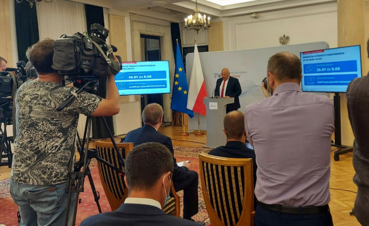 Minister Finansów Tadeusz Kościński podczas dzisiejszej konferencji prasowej. / autor: Tweet/Ministerstwo Finansów