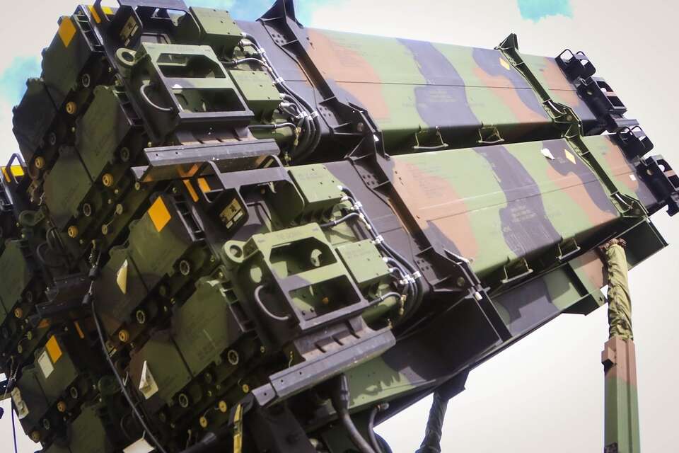 System wyrzutni rakiet Patriot, zdjęcie U.S. Army / autor: wikimedia commons/Capt. Adan Cazarez - https://www.dvidshub.net/image/3877640/look-those-guns/Patriot missile launcher system part of 1st Battalion, 1st Air Defense Artillery Regiment, during the units table gunnery training exercise on Kadena Air Base in Japan, Oct. 19, 2017. (U.S. Army Photo by Capt. Adan Cazarez)