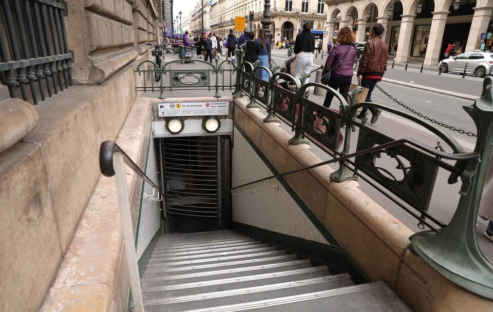 Zamknięte wejście do paryskiego metra / autor: PAP/EPA/TERESA SUAREZ
