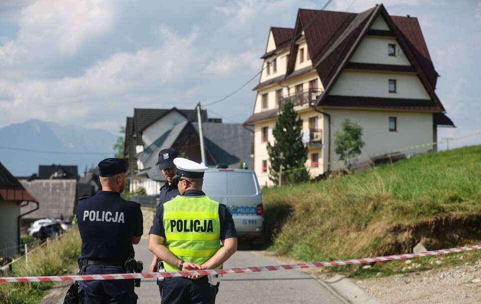 Policja pod nadzorem prokuratury ustala okoliczności śmierci 14-latka, odnalezionego rano w jednym z pensjonatów w Białym Dunajcu / autor: PAP/Grzegorz Momot