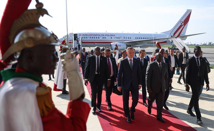 Wybrzeże Kości Słoniowej. Prezydent RP Andrzej Duda podczas powitania na lotnisku w Abidżanie / autor: fotoserwis PAP