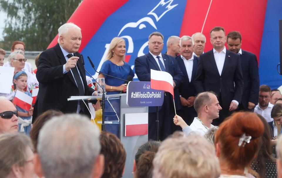 Jarosław Kaczyński i inni politycy PiS w Stawiskach / autor: PAP/Artur Reszko