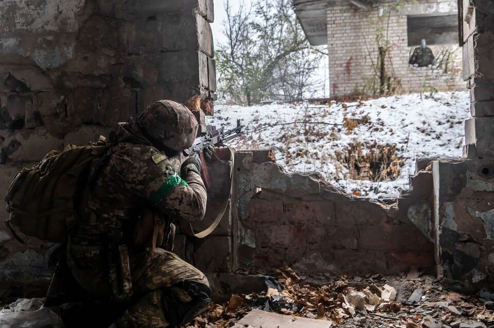 Na zdj. szkolenie taktyczne rekrutów 57. oddzielnej brygady zmechanizowanej na poligonie w okolicach Charkowa / autor: PAP/Mykola Kalyeniak