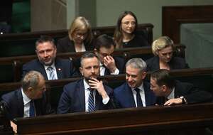 Pierwszy rząd: premier Donald Tusk (L), wicepremier, minister obrony narodowej Władysław Kosiniak-Kamysz (2L), wicepremier, minister cyfryzacji Krzysztof Gawkowski (P), wicepremier, minister spraw zagranicznych Radosław Sikorski (P) / autor: PAP/Radek Pietruszka