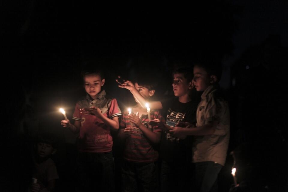 Dzieci w Palestynie solidaryzują się z ofiarami wojny domowej w Syrii. Fot. PAP / EPA