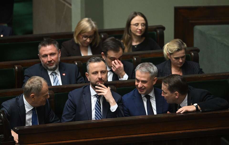 Pierwszy rząd: premier Donald Tusk (L), wicepremier, minister obrony narodowej Władysław Kosiniak-Kamysz (2L), wicepremier, minister cyfryzacji Krzysztof Gawkowski (P), wicepremier, minister spraw zagranicznych Radosław Sikorski (P) / autor: PAP/Radek Pietruszka