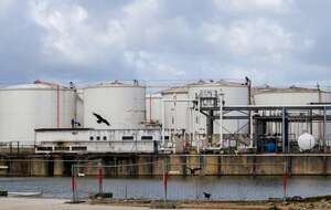 Terminal naftowy / autor: PAP/EPA/OLIVIER MATTHYS