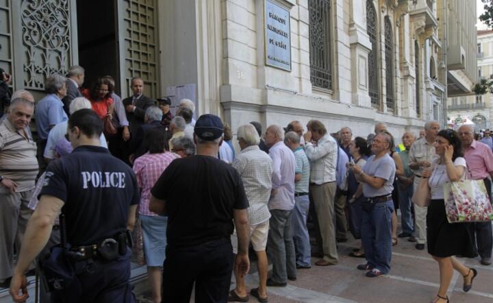 Greccy emeryci czekają w kolejce pod oddziałem banku na wypłatę świadczeń, fot. PAP / EPA / ORESTIS PANAGIOTOU 