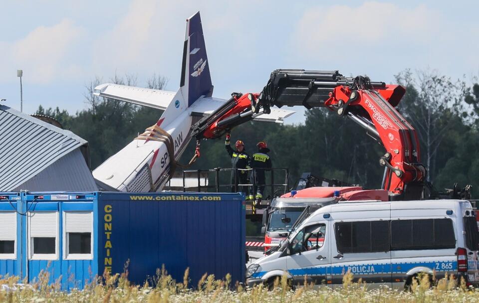 Próba wydobycia samolotu wbitego w budynek w Chrcynnie / autor: PAP/Leszek Szymański