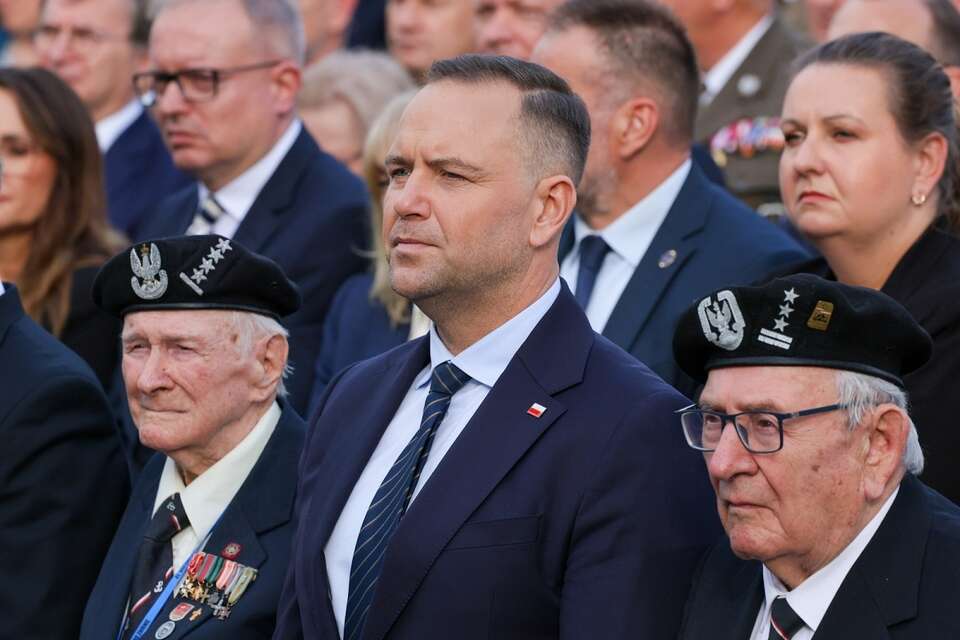 Prezydent elekt Karol Nawrocki (C) i prezes Zarządu Głównego Światowego Związku Żołnierzy Armii Krajowej Janusz Komorowski (L) na uroczystej polowej mszy świętej, 31 bm. na pl. Krasińskich w Warszawie. / autor: PAP/Paweł Supernak
