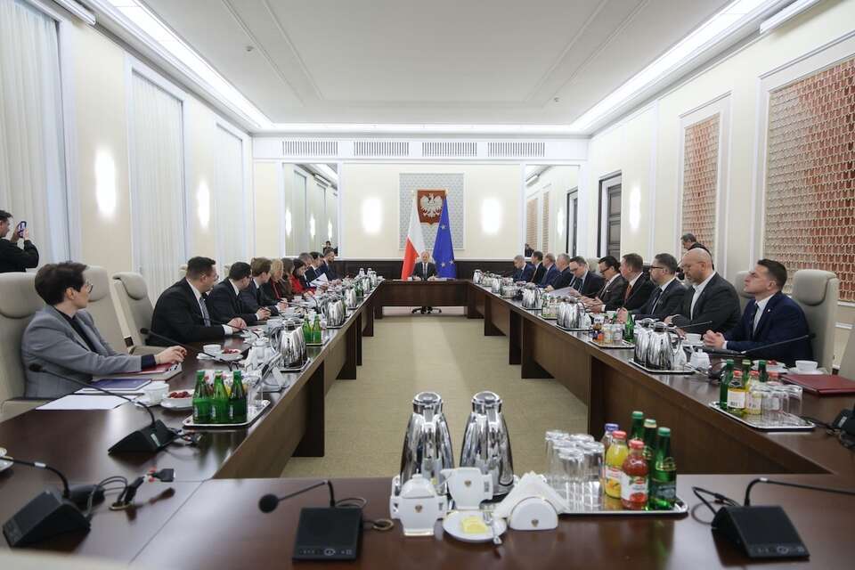 Premier Donald Tusk (C) na posiedzeniu rządu w siedzibie KPRM w Warszawie. / autor:  PAP/Rafał Guz