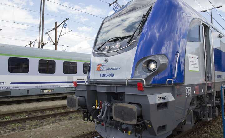 Lokomotywa elektryczna Newag Griffin EU160 w taborze PKP Intercity / autor: Fratria / Andrzej Wiktor