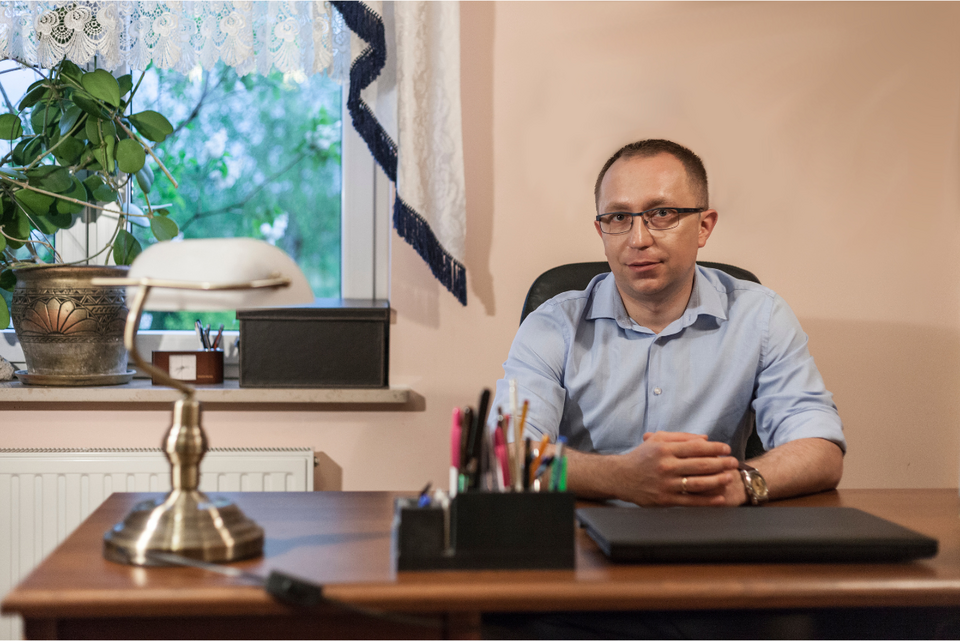 Szokujące zdjęcia asystenta społecznego. Gierada z KO zwalnia!