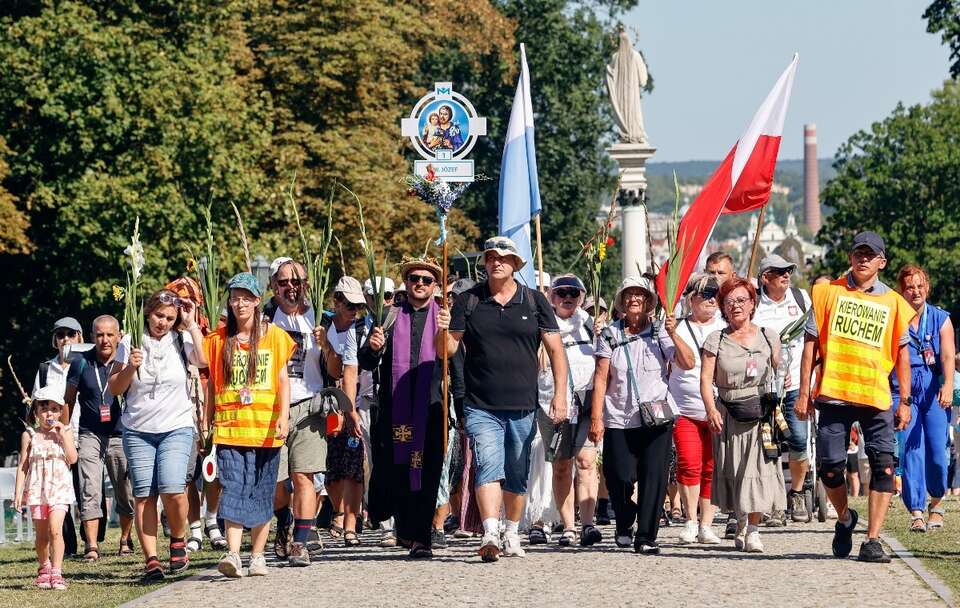 Uczestnicy 313. Pieszej Pielgrzymki Warszawskiej na Jasną Górę weszli do Częstochowy / autor: PAP/Waldemar Deska