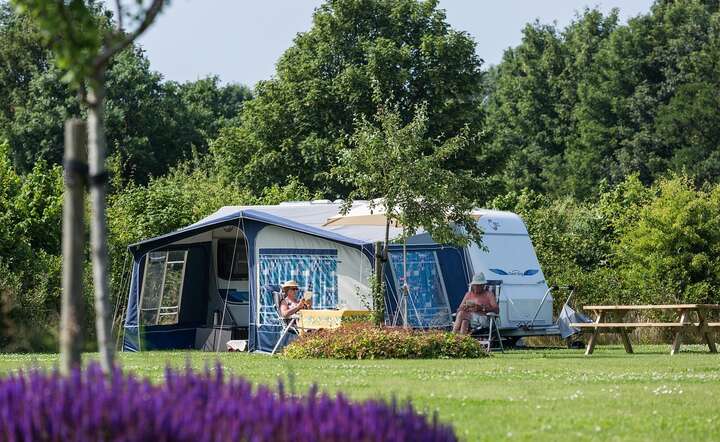Przemieszczanie się kamperem z miejsca na miejsce w swoim rytmie i domowy prawi komfort - to istota caravaningu / autor: Pixabay