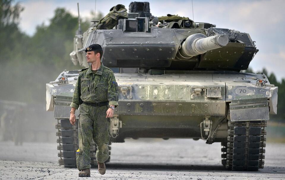 Duński żołnierz przed czołgiem Leopard 2 / autor: commons.wikimedia.org/Gertrud Zach/Domena publiczna