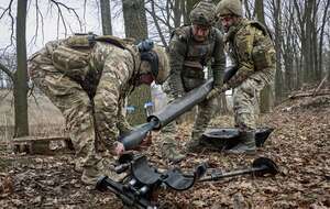 Ukraińscy żołnierze podczas ćwiczeń z moździerzem / autor: PAP/EPA