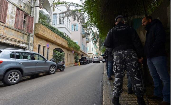 Libańska policja przed domem byłego prezesa Nissan Motor Co. i Renault SA Carlosa Ghosna w Bejrucie w Libaniee.  / autor: PAP/EPA/WAEL HAMZEH