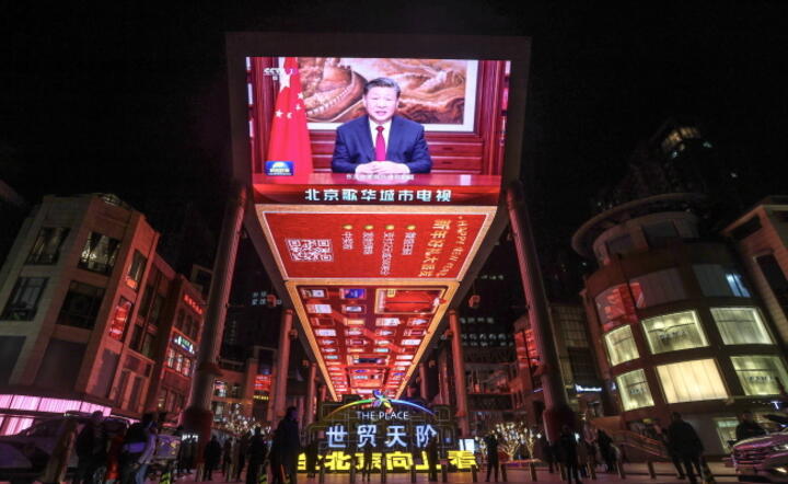 Noworoczne wystąpienie Xi Jinpinga transmitowane na telebimach w centrum Pekinu / autor: PAP/EPA/WU HAO