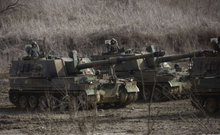 Koreańskie haubice K9 Thunder na ćwiczeniach w Korei. Takie ma kupić Wojsko Polskie / autor: PAP/EPA/JEON HEON-KYUN