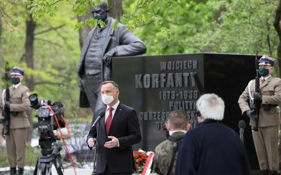 Prezydent przed pomnikiem Korfantego / autor: PAP/Leszek Szymański