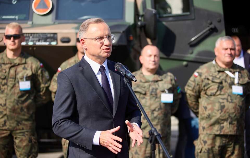 Andrzej Duda podczas briefingu prasowego w trakcie XXXII Międzynarodowego Salonu Przemysłu Obronnego w Kielcach / autor: PAP/Adam Kumorowicz