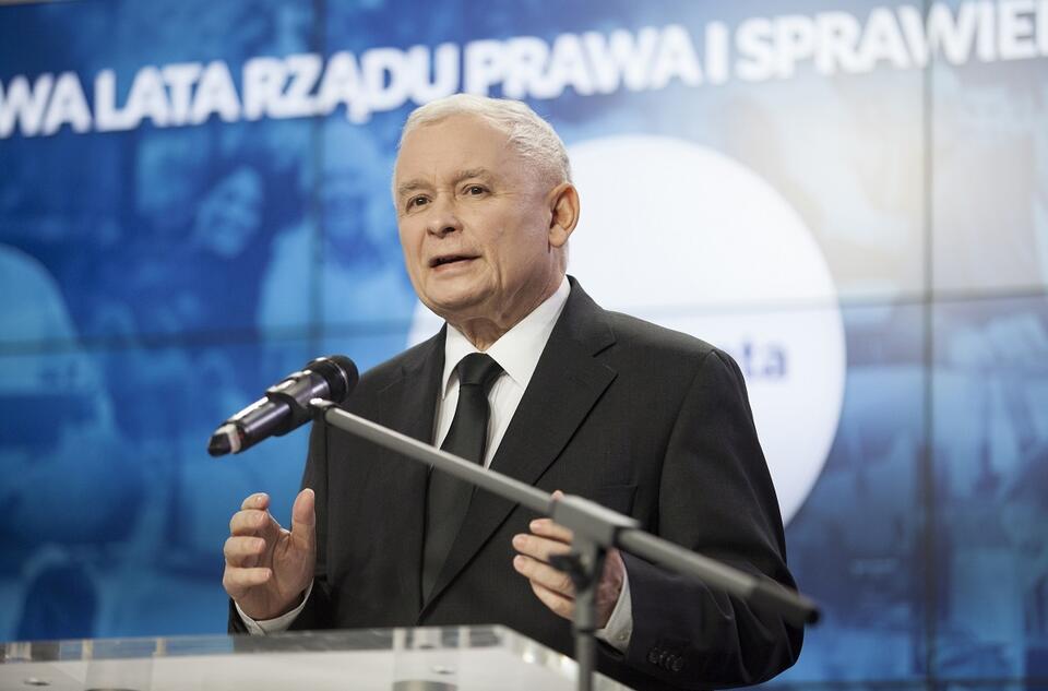 Prezes PiS, obecnie także wicepremier Jarosław Kaczyński podczas konferencji prasowej  / autor: Fratria