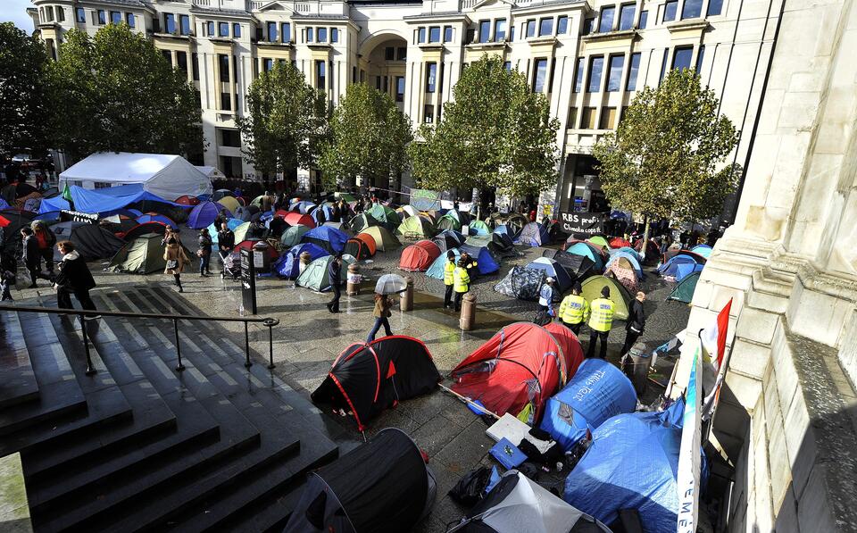 Protest oburzonych przez katedrą św. Pawła w Londynie