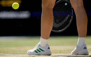Zawodniczka serwuje podczas meczu tenisowego podczas Wimbledonu / autor: PAP/EPA