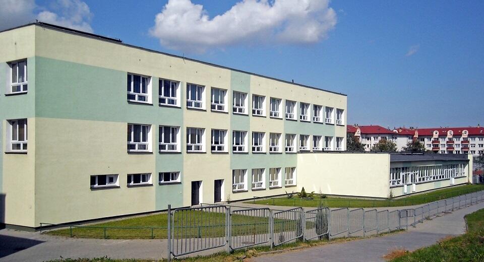 Szkoła / autor: By Anaraga - Praca własna, CC BY-SA 3.0, https://commons.wikimedia.org/w/index.php?curid=7579884