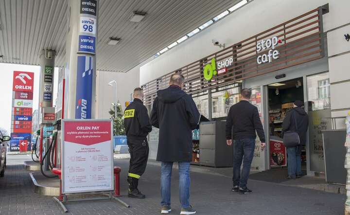 Zakaz sprzedaży alkoholu na stacjach paliw oznaczałby straty dla Orlenu, która buduje od lat model sklepu i gastronomii na blisko 2000 stacjach paliw / autor: Fratria / Andrzej Wiktor