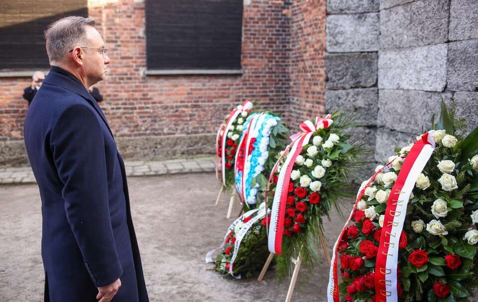 Andrzej Duda podczas uroczystości przed Ścianą Śmierci na terenie byłego obozu Auschwitz w Oświęcimiu / autor: PAP/Jarek Praszkiewicz