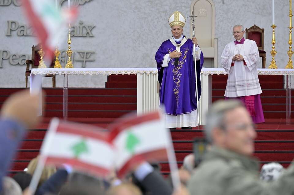 Punktem kulminacyjnym podróży do Libanu była Msza św. na nabrzeżu w Bejrucie, na której zgromadziło się około 150 tys. osób / autor: PAP/EPA/STRINGER