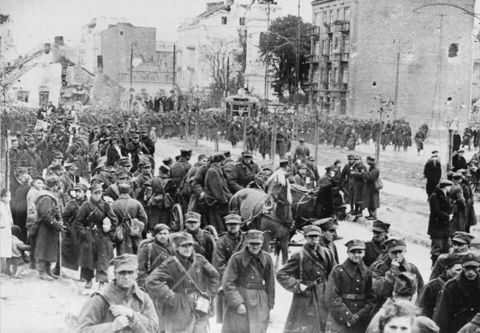 Wymarsz polskich żołnierzy do niewoli ulicą Puławską, 30 września 1939 / autor: Wikipedia/Domena publiczna