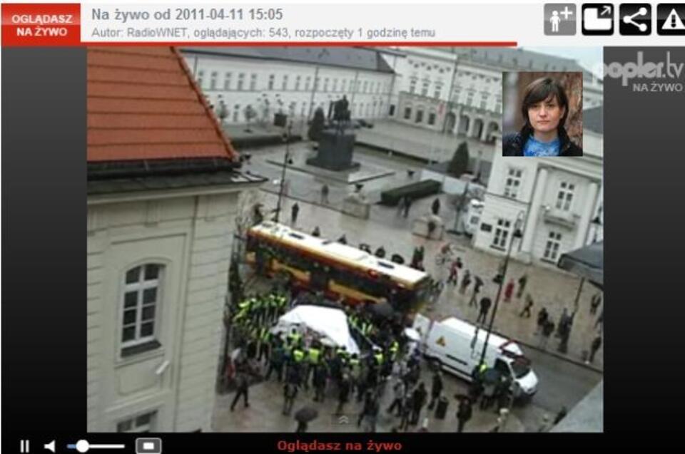 Likwidacja pierwszego namiotu "Solidarnych 2010" na Krakowskim Przedmieściu przez warszawską straż miejską