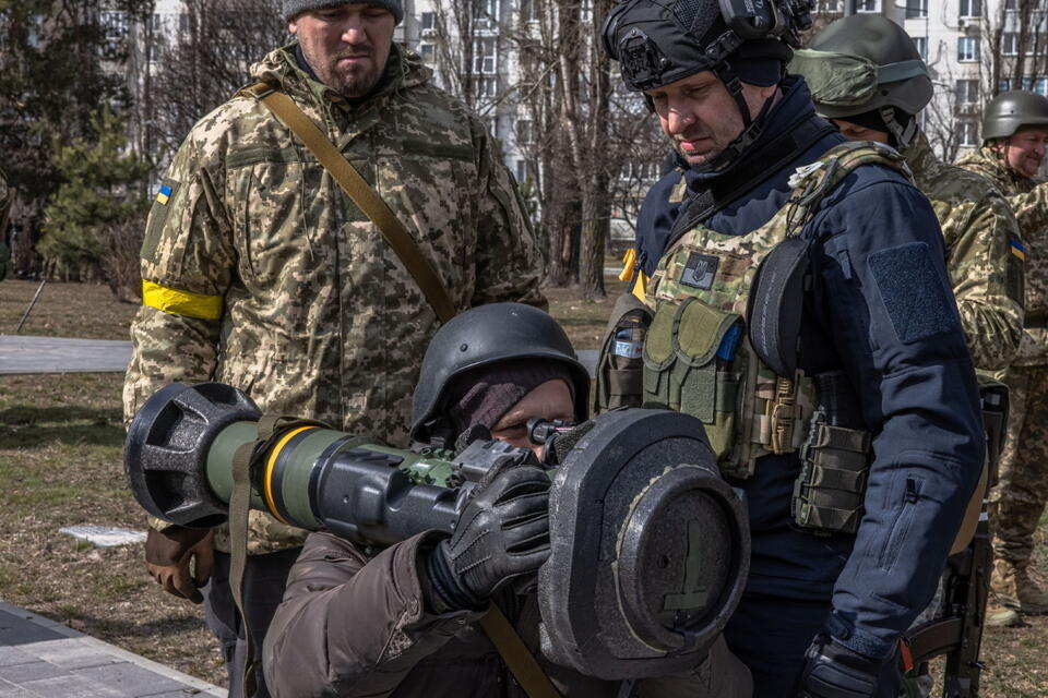 Członek WOT uczy się posługiwania pociskiem Javelin na szkoleniu w Kijowie / autor: PAP/EPA