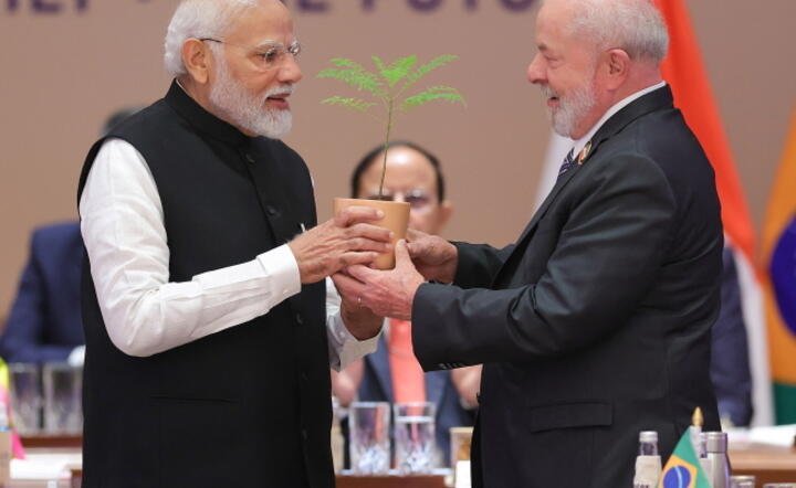 Na zakończenie szczytu G20 prezydent Indii Modi (L) przekazał ceremonialny młotek przewodniczącego prezydentowi Brazylii Luizowi Luli da Silvie (P) / autor: PAP/EPA/INDIA PRESS INFORMATION BUREAU