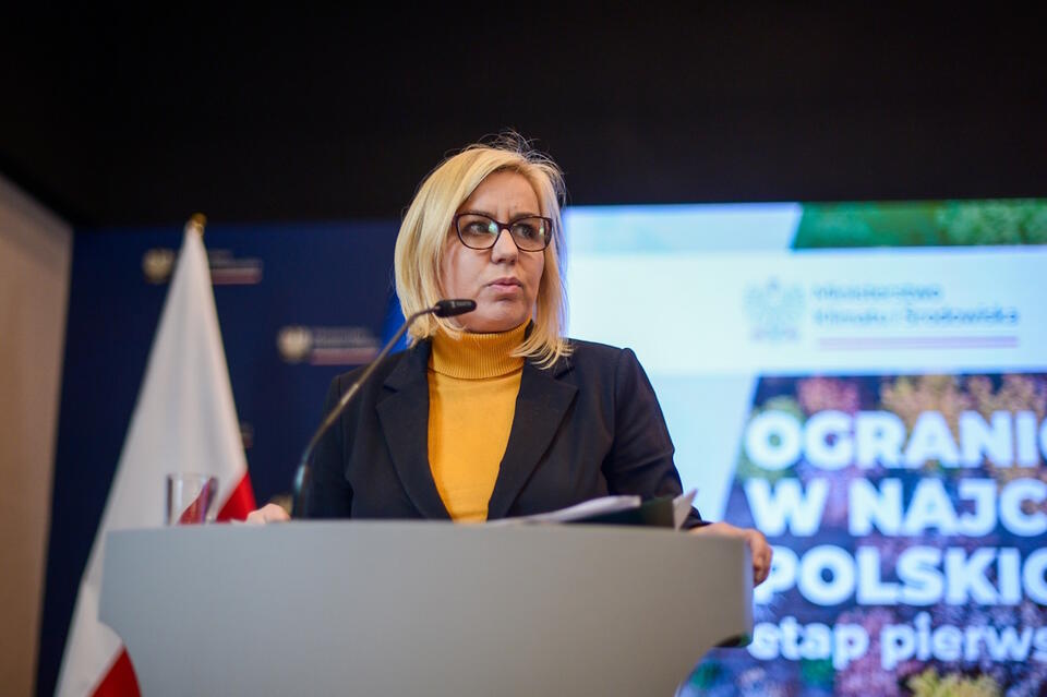 Minister klimatu i środowiska Paulina Hennig-Kloska podczas konferencji prasowej w siedzibie resortu w Warszawie / autor: PAP/Marcin Obara