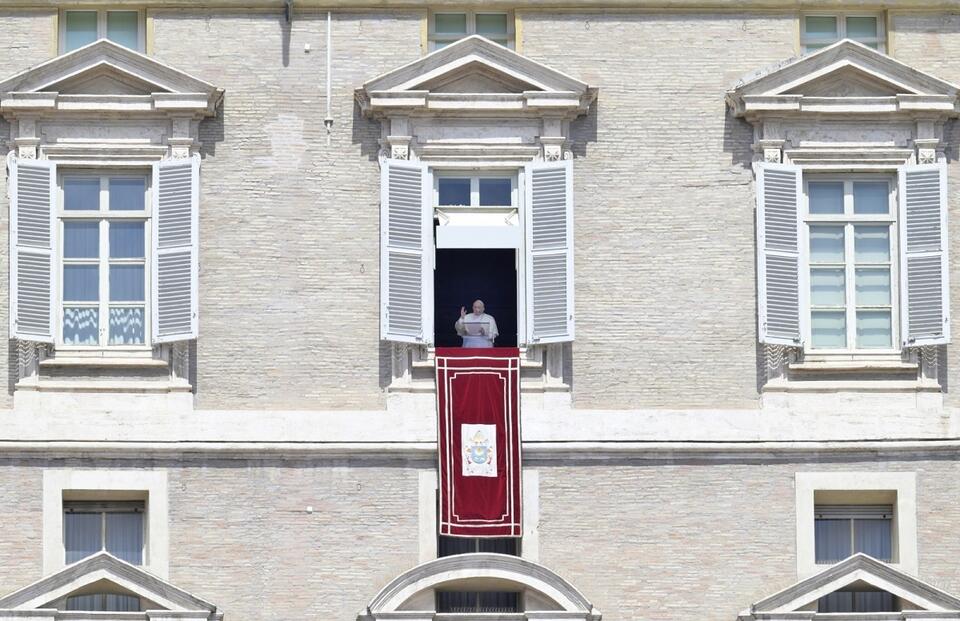 Papież Franciszek podczas modlitwy Regina coeli w Wielkanocny Poniedziałek / autor: PAP/EPA