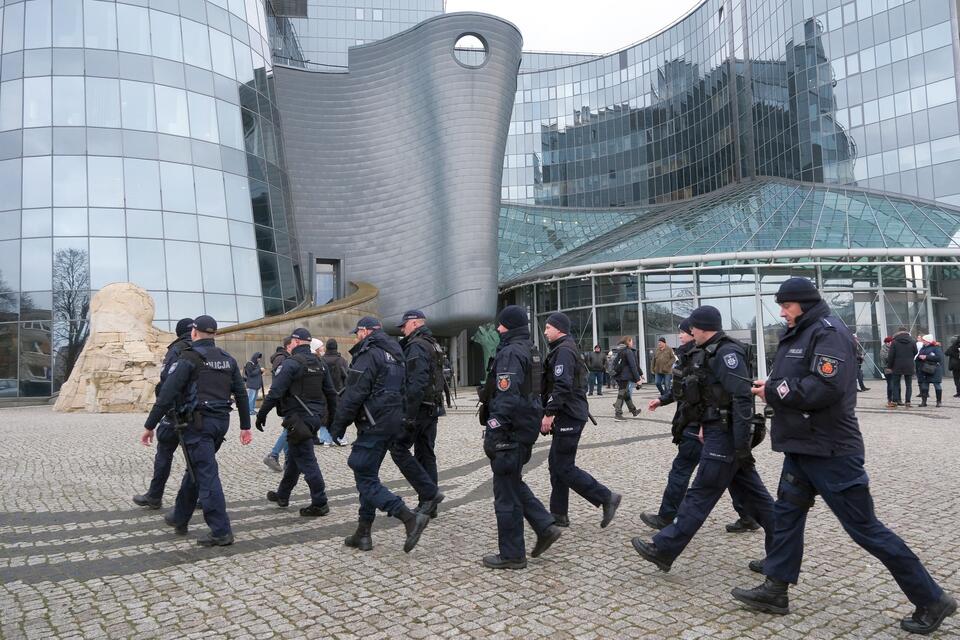 Funkcjonariusze policji przed budynkiem TVP przy ulicy Woronicza w Warszawie, 20 bm / autor: PAP/Kalbar